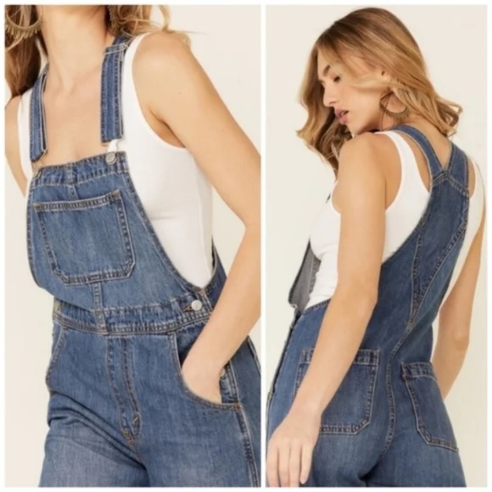 NWT Levi’s loose fit 90s overalls medium